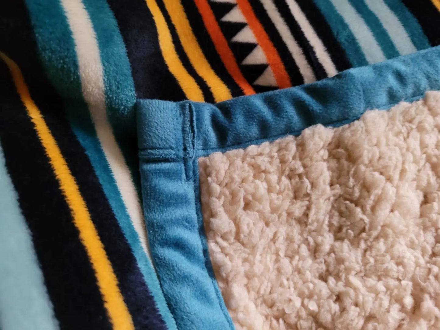 COTTEBED Lightweight Boho Sherpa Throw With Striped Pattern